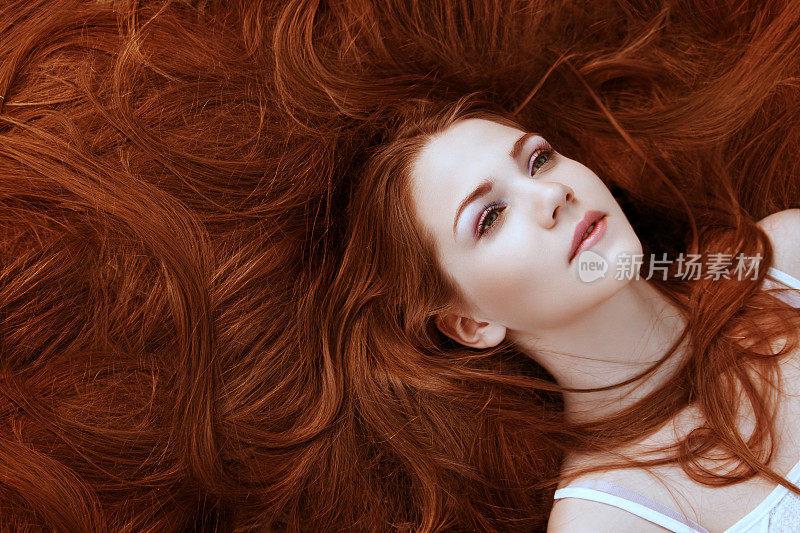 一个有着漂亮的红色长发的女孩的肖像