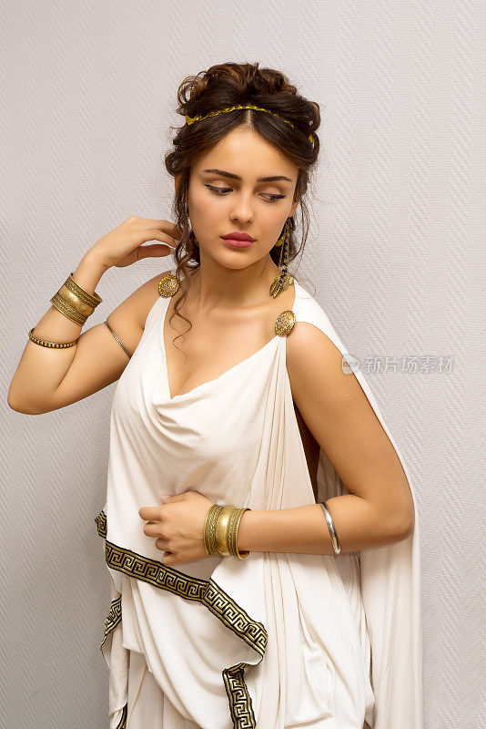 一个美丽优雅的希腊年轻女子的肖像在传统的古董白色束腰外衣