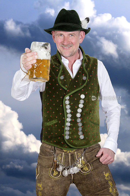 一个巴伐利亚人拿着一杯啤酒
