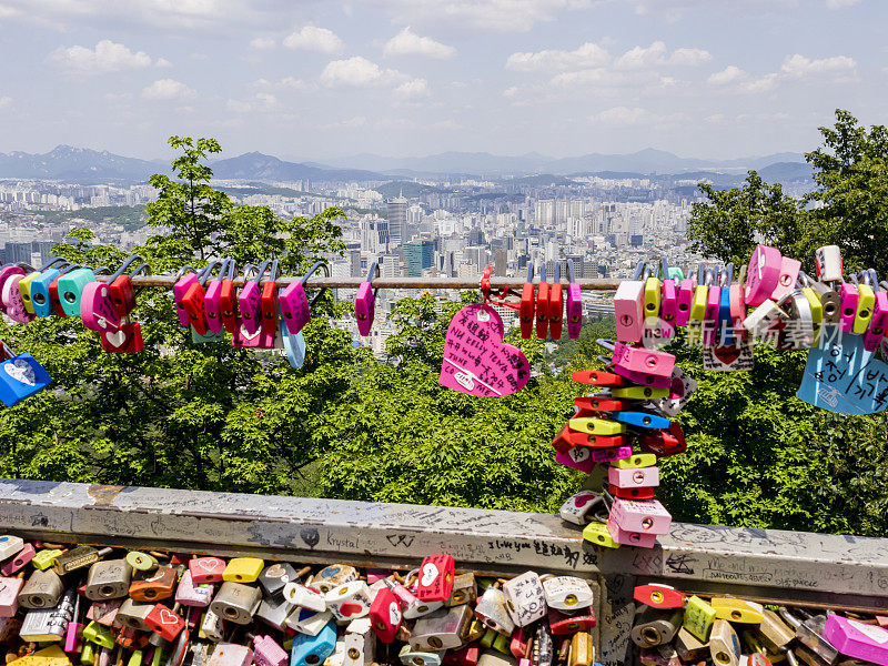 多彩的爱挂锁。首尔南山公园，韩国