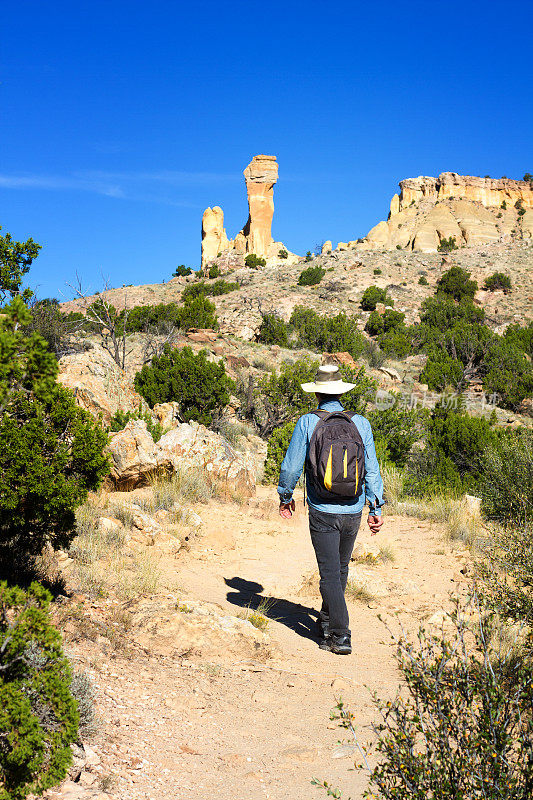 老年人徒步旅行，烟囱岩，幽灵牧场，NM