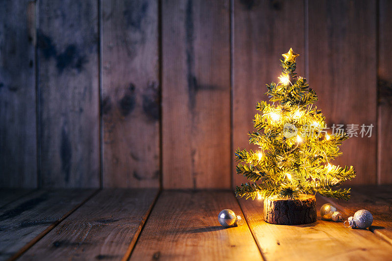 圣诞树和旧木头上的装饰品