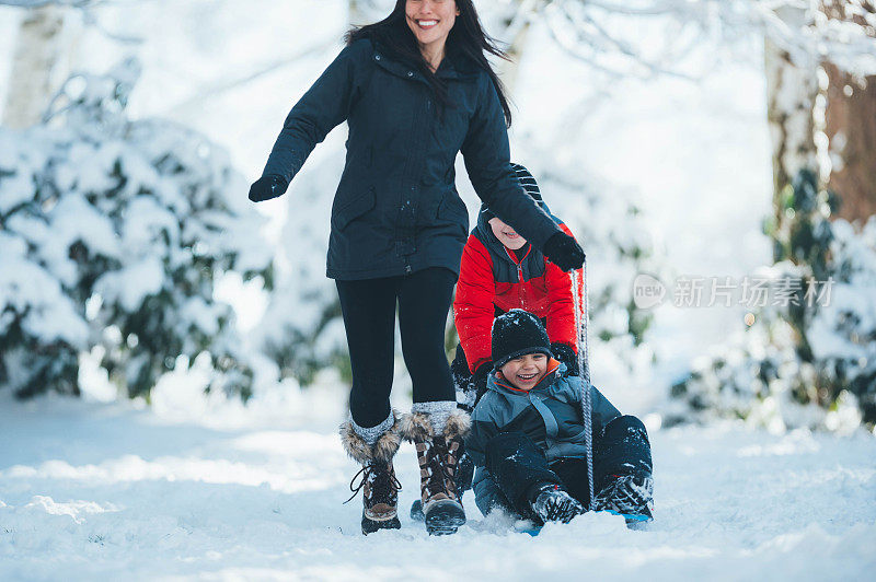 和妈妈一起在雪地里玩!