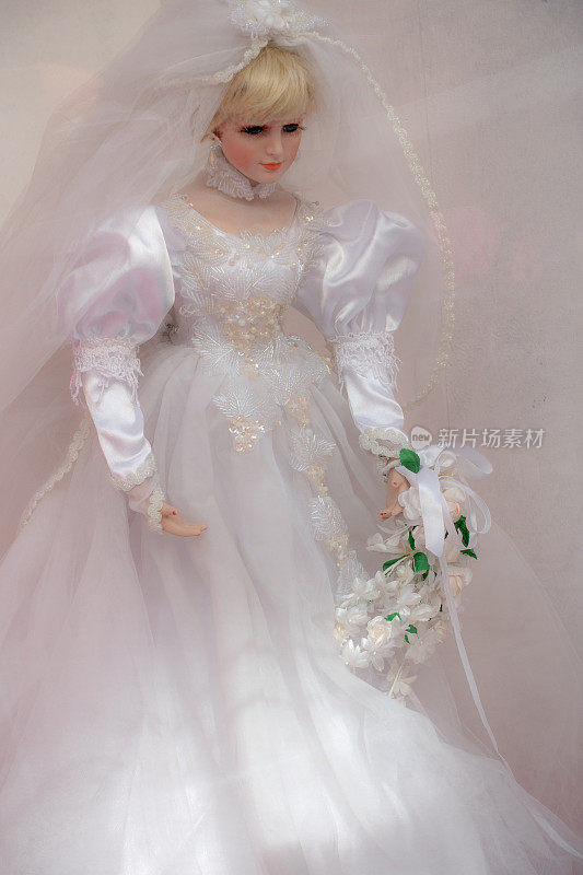 鹿特丹跳蚤市场上的老式新娘娃娃