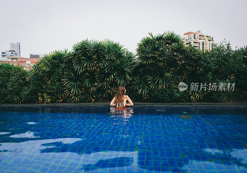 曼谷屋顶泳池里的女子