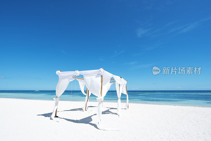 热带天堂海滩婚礼设置