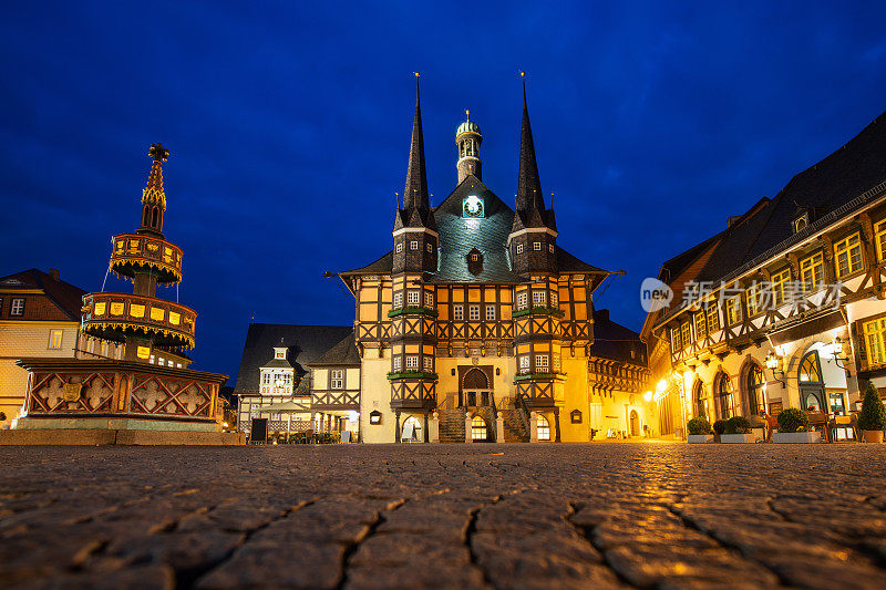 历史市政厅和慈善喷泉，Wernigerode，德国