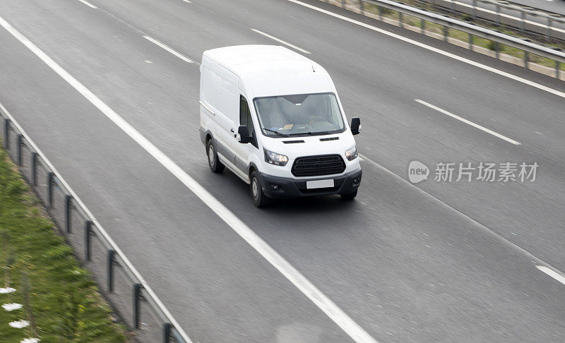 高速公路上的白色货车