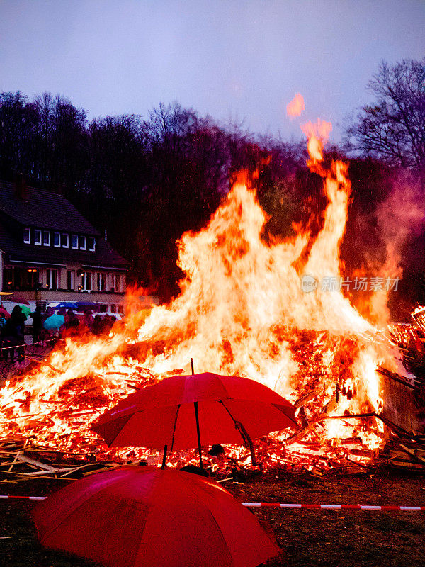 复活节时，篝火前的红伞
