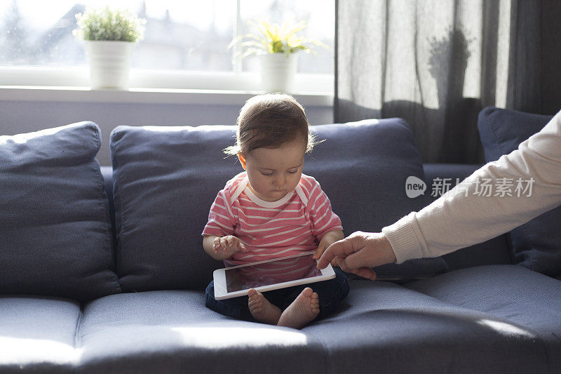 婴儿与数码平板电脑