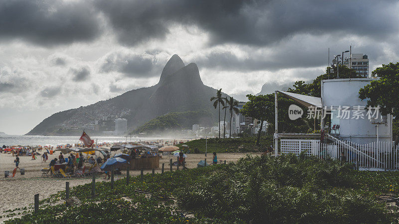 俯瞰巴西里约热内卢伊帕内玛的戏剧性云彩。Fre