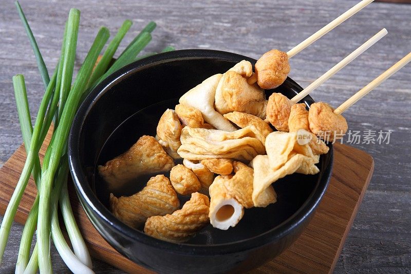 鱼饼串在碗里