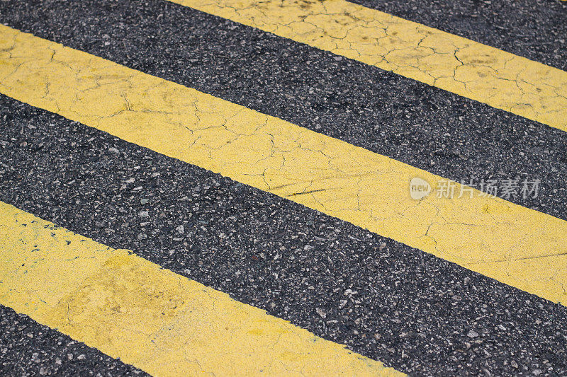 有黄色标志的城市街道