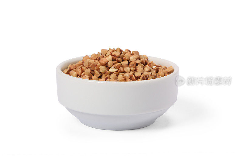 白碗中的荞麦粗粒孤立在白色背景上