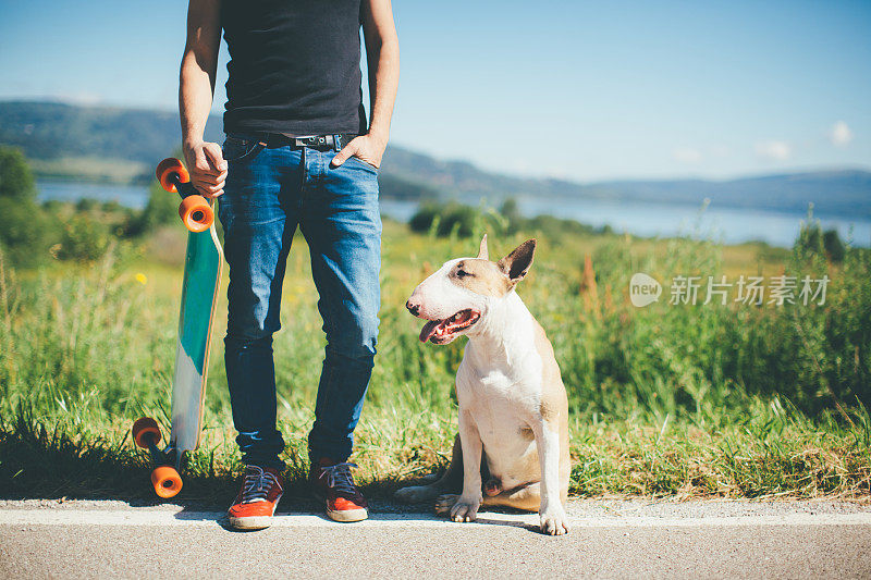 城市滑板和狗