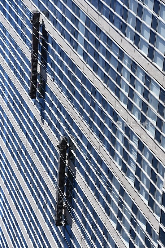 在纽约的一座摩天大楼里擦窗户