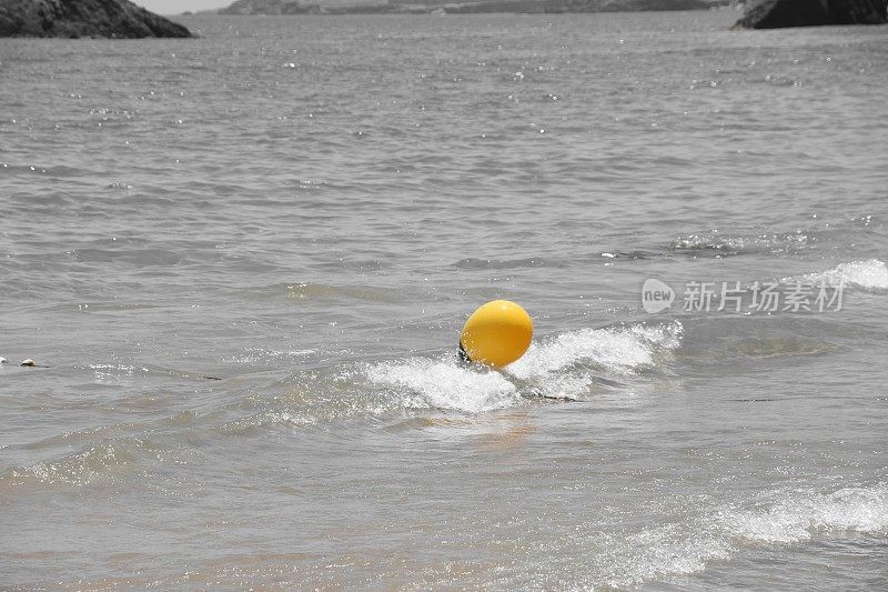 界标浮在海水表面。