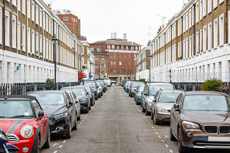 伦敦街，两边停着乔治时代的联排别墅和汽车