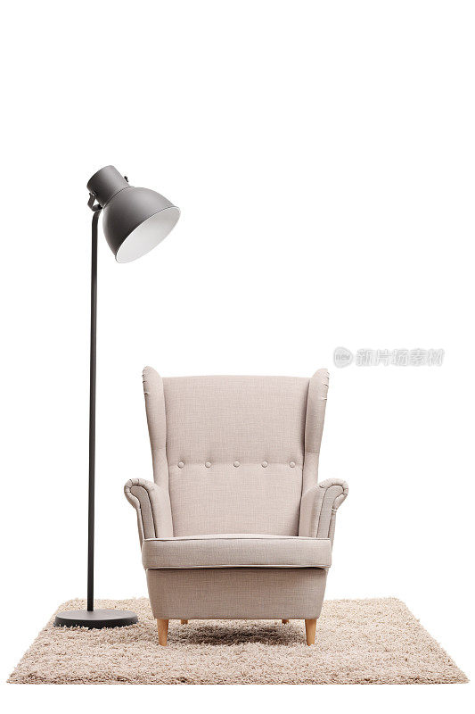 经典的扶手椅和地毯上的现代灯