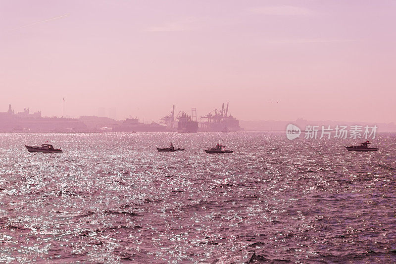 土耳其伊斯坦布尔附近的博斯普鲁斯海峡沿岸的小渔船