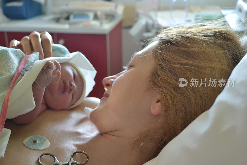 母亲和新生儿分娩后的最初时刻