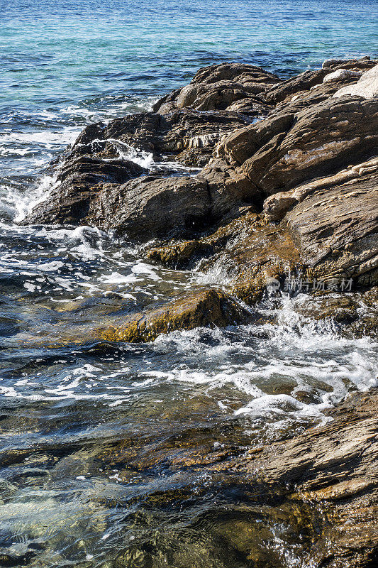 希腊艾尔诺罗兹(阿陀斯)多岩石的海边，哈尔基迪基