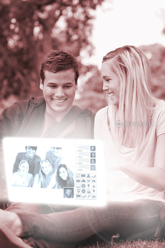 一对愉快的年轻夫妇在数字界面上看照片