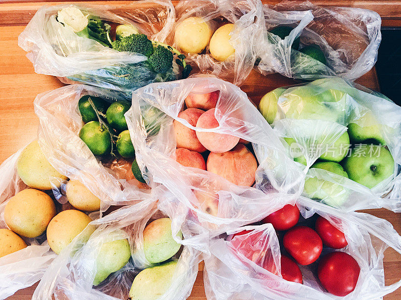 各种水果和蔬菜装在塑料袋里