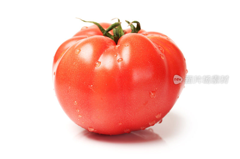 白色背景上分离的新鲜番茄