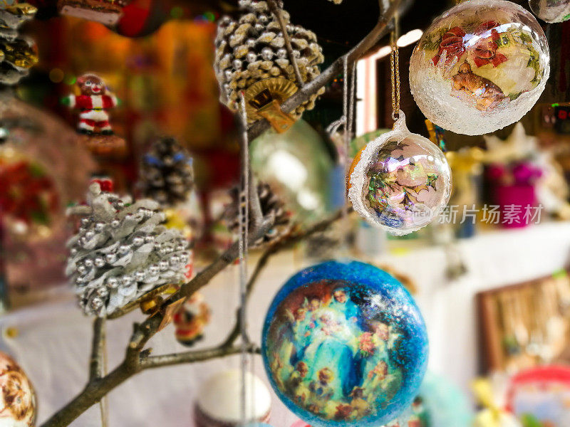 圣诞市集的零售陈列特写，展示手工制作的圣诞装饰品