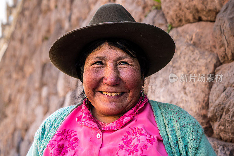 秘鲁古斯科圣谷印加遗址的秘鲁妇女