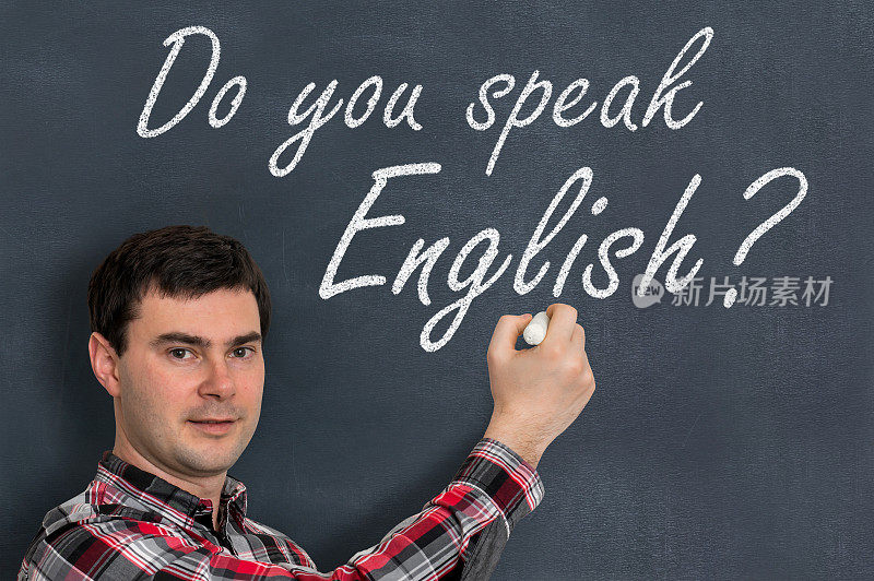 你会说英语吗?用粉笔在黑板上写字的人