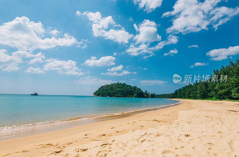 在泰国荒凉的海滩上，田园诗般的自然和令人惊叹的大海