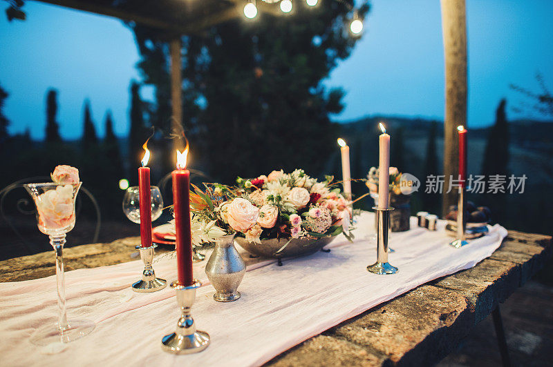 用乡村风格的花朵装饰户外婚桌