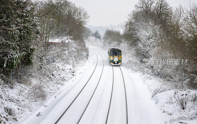 英国火车穿越积雪