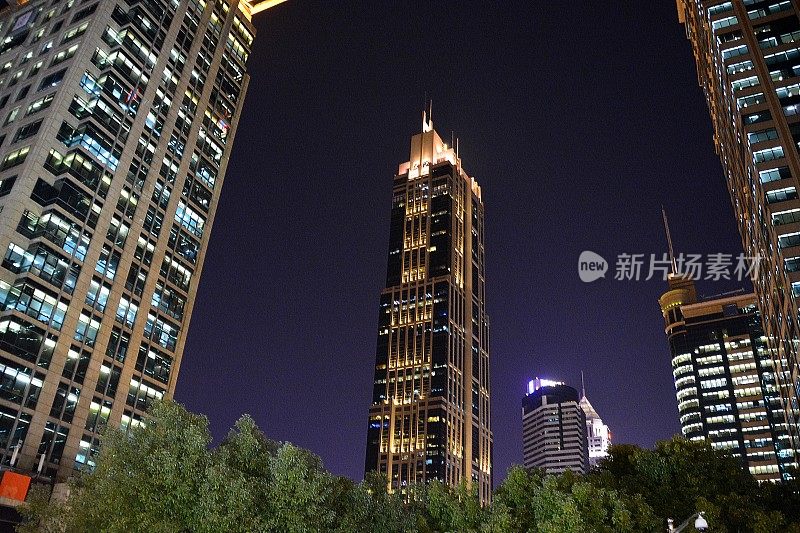 晚上的K11摩天大楼，上海，中国