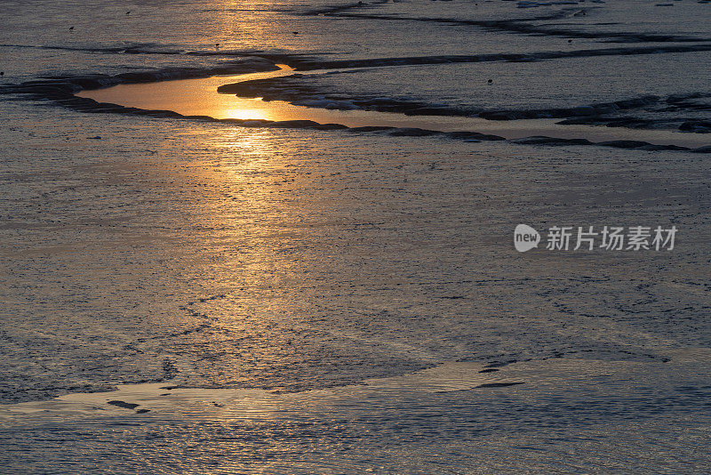 日落时瓦登海的潮汐池
