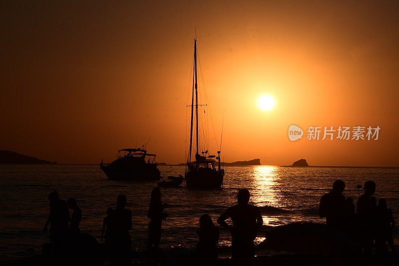 海上的船在夕阳的映衬下