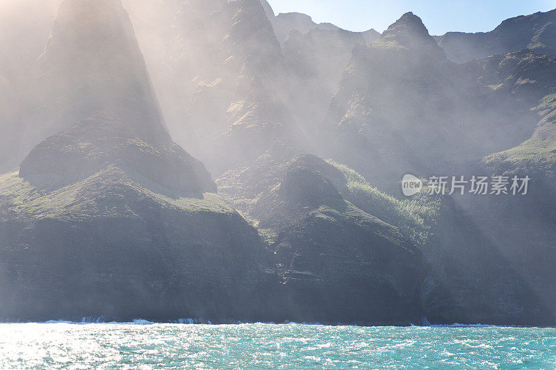 神秘的迷雾纳帕里海岸和威美亚峡谷，考艾岛，夏威夷