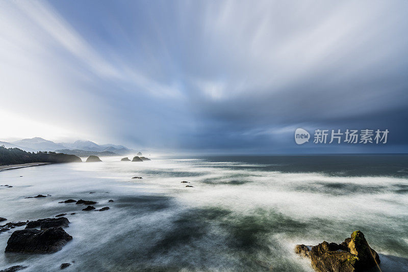 水冲刷岩石的风景