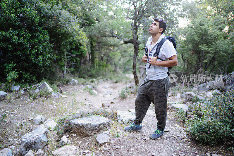 男人在山林中徒步旅行