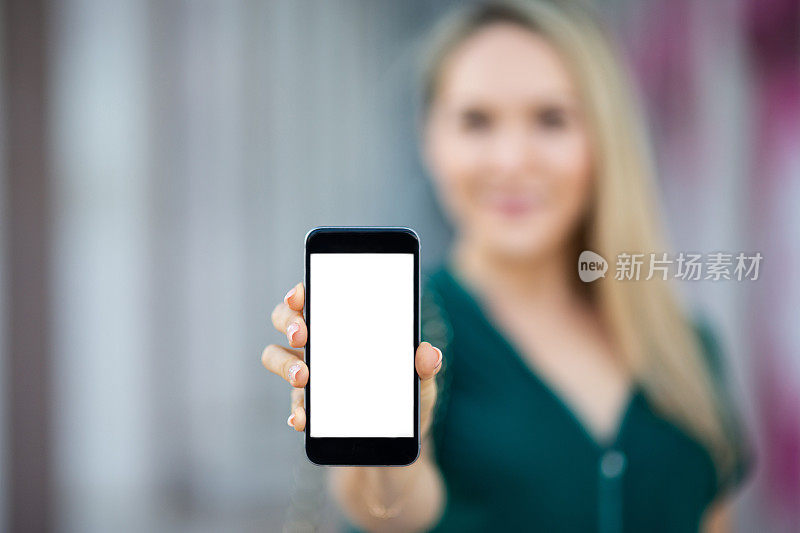一个女人在看一个空白的智能手机屏幕