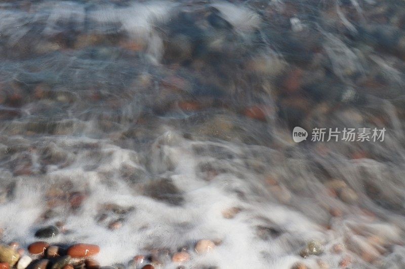 海浪拍打着海岸上的卵石