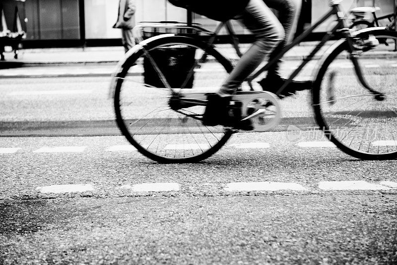 在瑞典斯德哥尔摩市中心骑自行车。