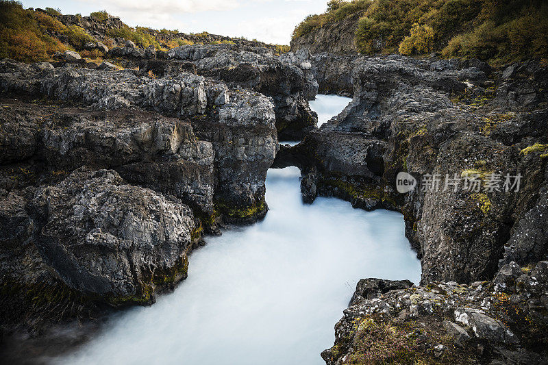 冰岛的Barnafoss瀑布