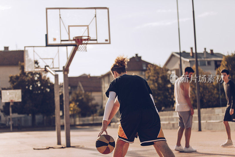 朋友打篮球