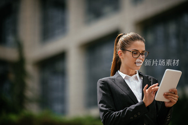 商业女性使用平板电脑