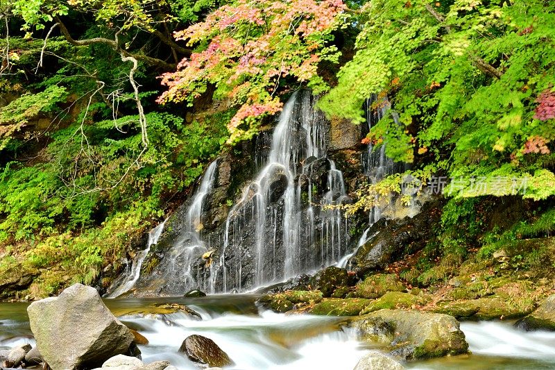 瀑布和初秋颜色的中野桃山，黑石，青森县