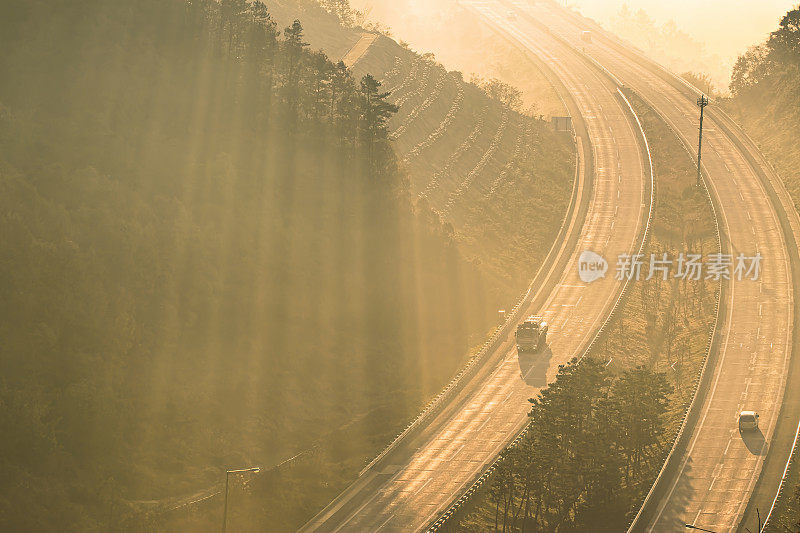 清晨高速公路上超速行驶的汽车