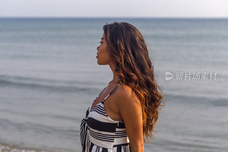 一名年轻的巴西女子在土耳其伊斯坦布尔西里夫里海滩摆姿势